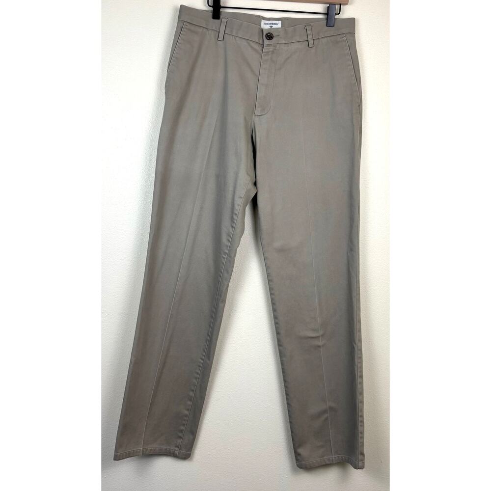 Dockers Men's Signature Straight Fit Creased Khaki Pants W34 L34 Timberwolf - Picture 4 of 13